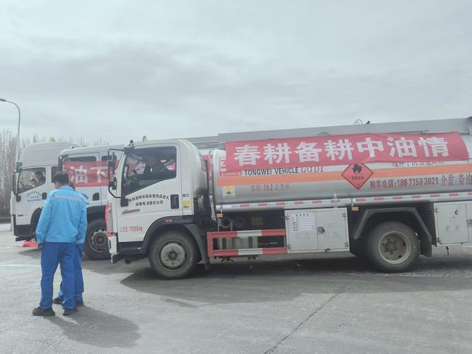 内蒙古自治区产品质量检验研究院工作人员在现场对油品质量进行了快检